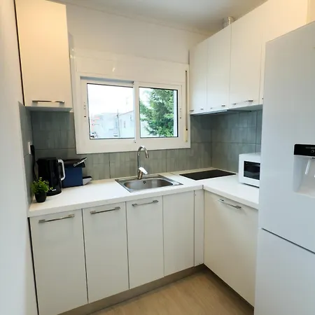 111 - Beachside Renovated 1br 5 Min From *